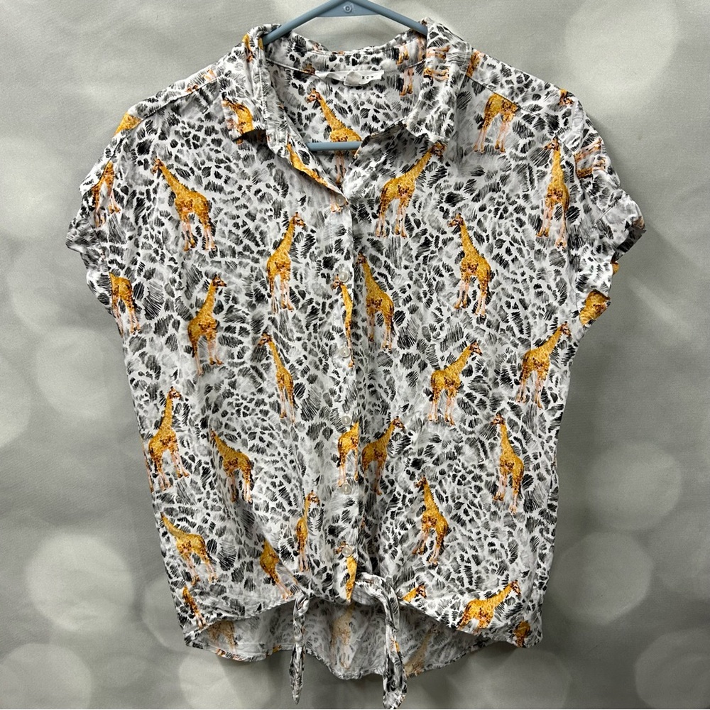 🦒 Jane and Delancey White Button Front Top with Yellow Giraffe Print